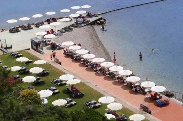 Pláž lehátka a slunečníky před hotelem.