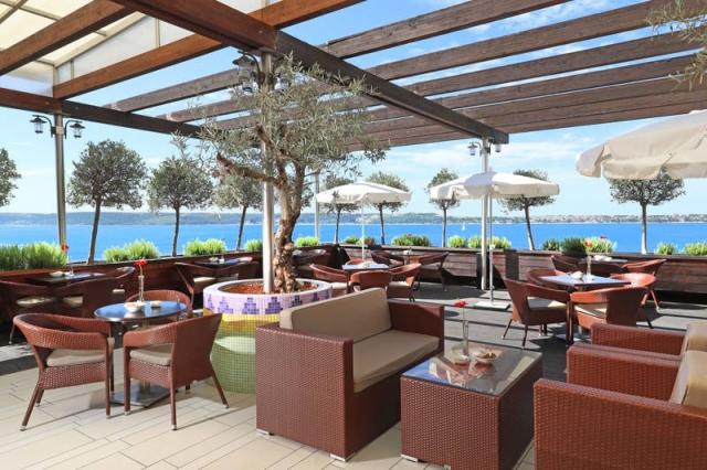 Letní terasa s posezením.