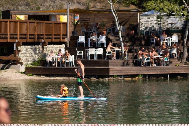 Přírodní jezero, atrakce.