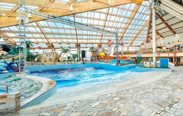 Aquapark vnitřní vodní svět bazén s umělými vlnami.