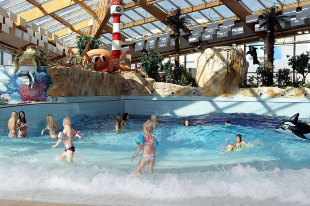Aquapark vnitřní vodní svět bazén s umělými vlnami.