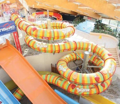 Aquapark vnitřní vodní svět tobogány.