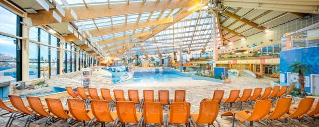 Aquapark vnitřní vodní svět lehátka u bazénu.