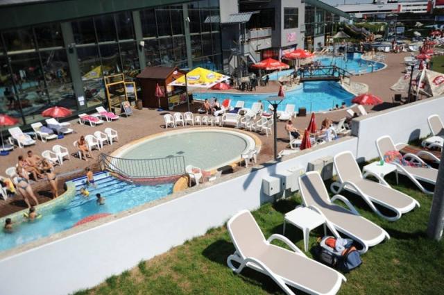 Aquapark venkovní vodní svět vířivka a lehátka.
