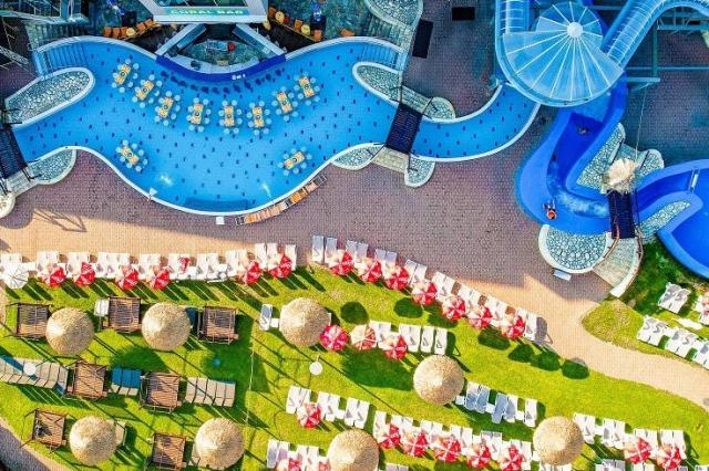Aquapark venkovní vodní svět bazén a lehátka.