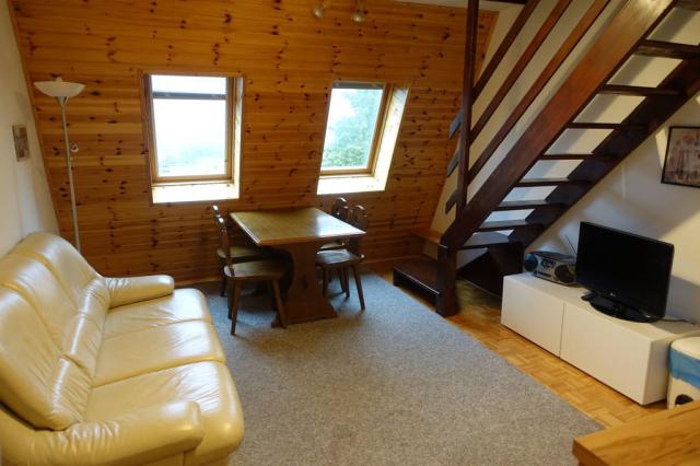 Apartmán obývací místnost schodiště do poschodí.