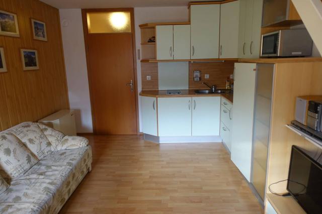 Apartmán kuchyňský kout s gaučem.