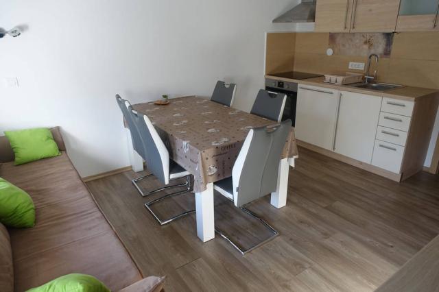 Apartmán kuchyňský kout s gaučem.