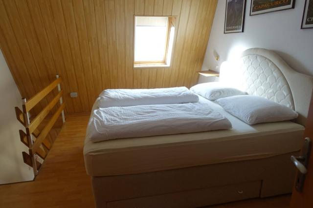 Apartmán 2-lůžková ložnice přístupná po schodišti.