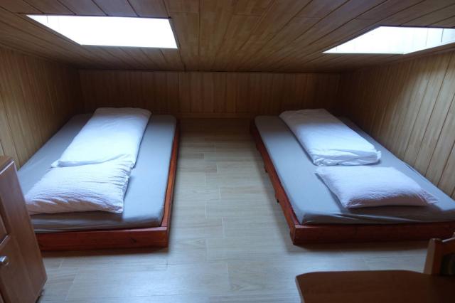 Apartmán 2-lůžková ložnice podkroví přístupná po schodišti.