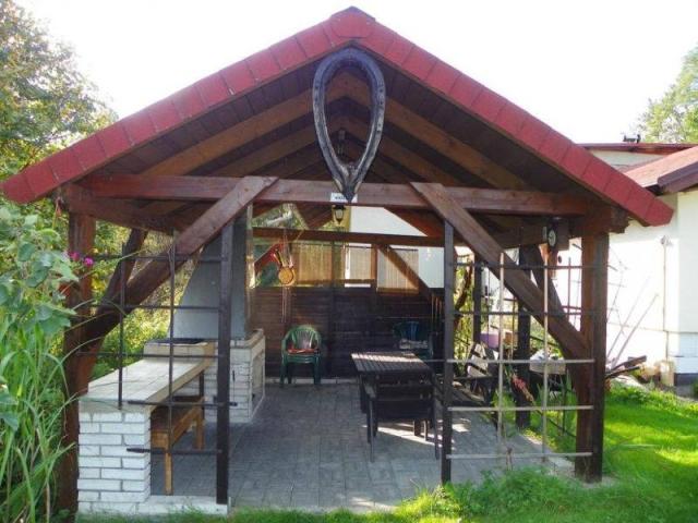 Krytá pergola s grilem.