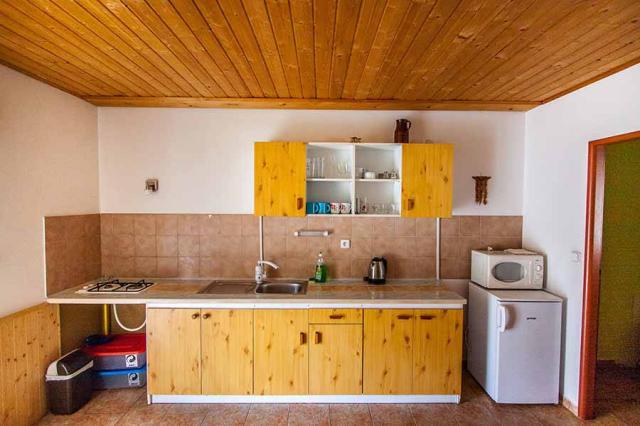 Apartmán kuchyňská linka.