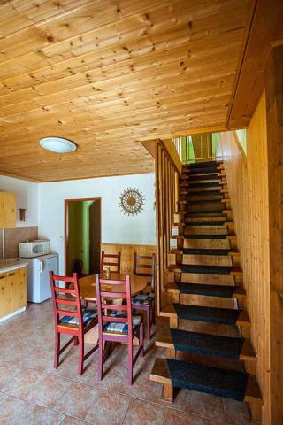 Apartmán jídelní kout a schodiště.