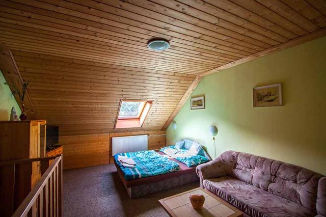 Apartmán dvoulůžko s gaučem v podkroví.