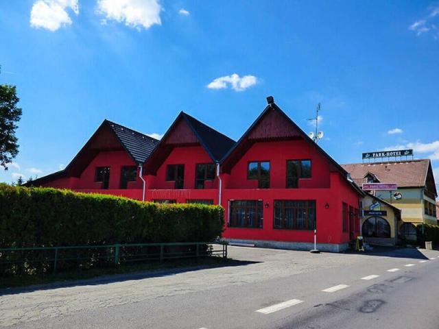 Hotel pohled ze silnice.