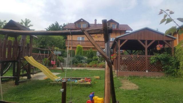 Zahrada, dětské hřiště, altán pod penzionem.