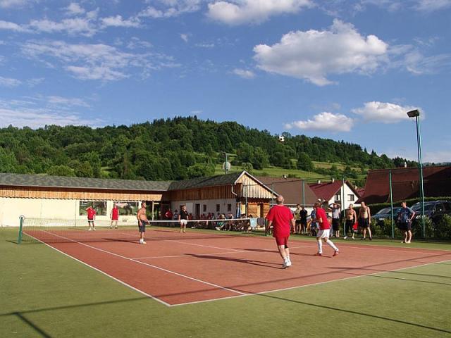 Tenisový kurt.