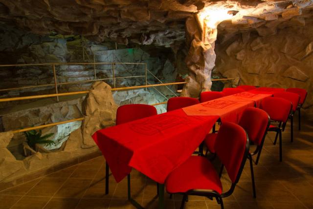 Restaurace s jeskyní v pozadí .