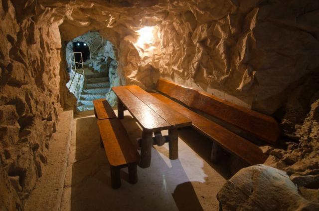 Restaurace a posezení v jeskyni.