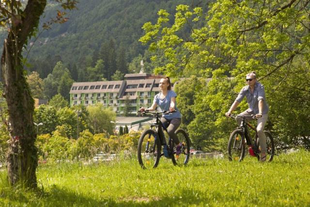 Cyklisté v okolí hotelu.