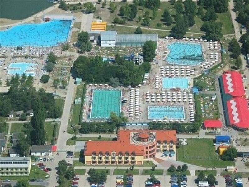 Termální koupaliště Vadaš Štúrovo areál koupaliště.