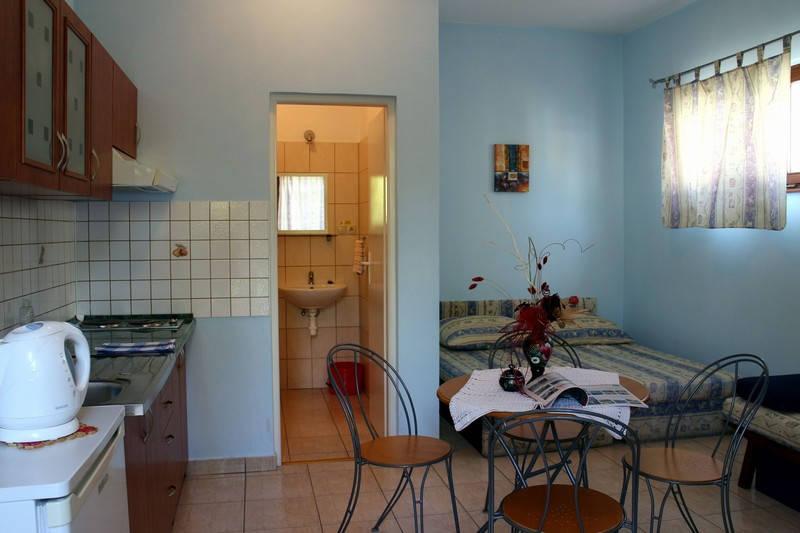 Studio Petra obývací pokoj se 2 lůžky, kuchyňská linka, jídelní