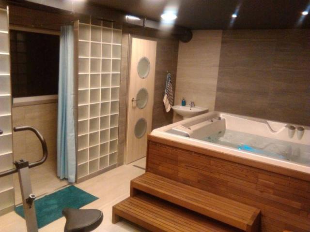 Wellness centrum s vířivkou.