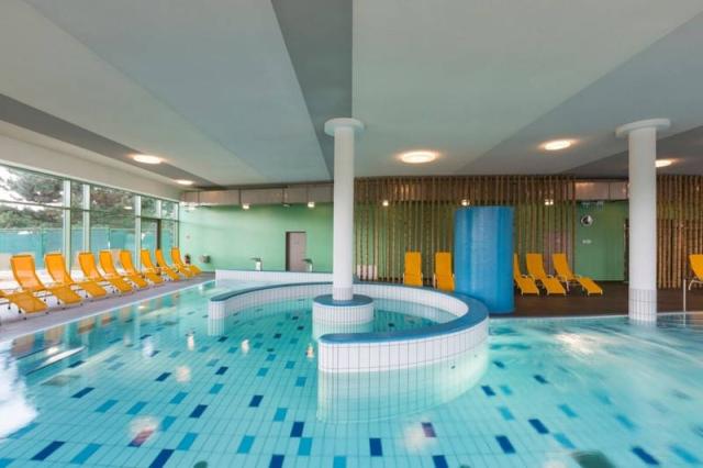 Hotelové wellness bazén vnitřní.