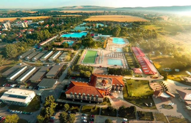 Termální koupaliště Vadaš Štúrovo areál koupaliště a hotel.