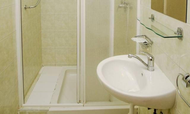 Apartmán pro 4 osoby hygienické zařízení sprchový kout.