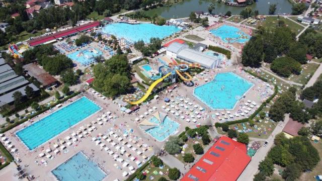 Termální koupaliště Vadaš Štúrovo areál bazénů.