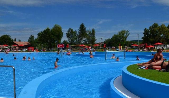 Termální koupaliště Vadaš Štúrovo bazén a pomalá řeka.
