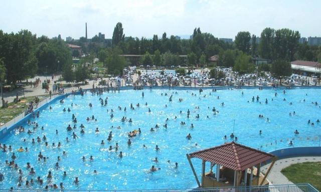 Termální koupaliště Vadaš Štúrovo bazén s vlnobitím.