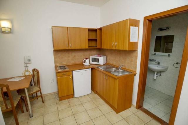 Apartmán pro 3-4 osoby obytná část s kuchyňskou linkou a jídeln