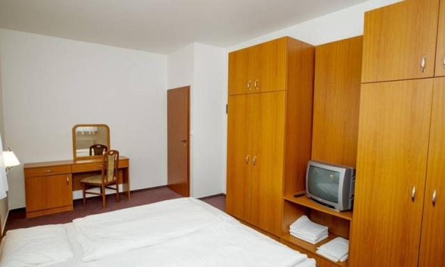Apartmán pro 4 osoby 2-lůžková ložnice manželská postel.