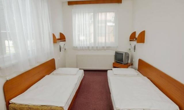 Apartmán pro 4 osoby 2-lůžková ložnice oddělená lůžka.
