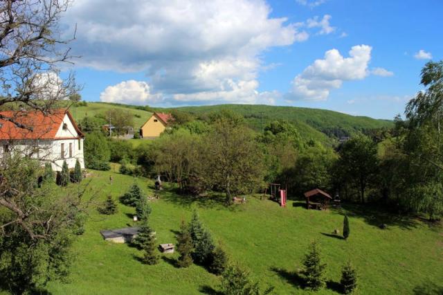 Areál penzionu, altán, dětské hřiště.