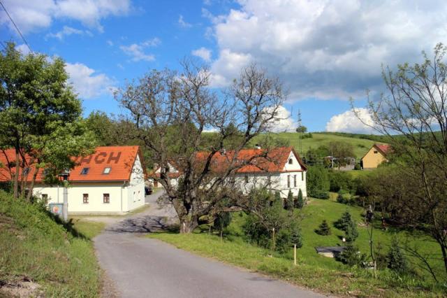 Penzion a příjezdová cesta.
