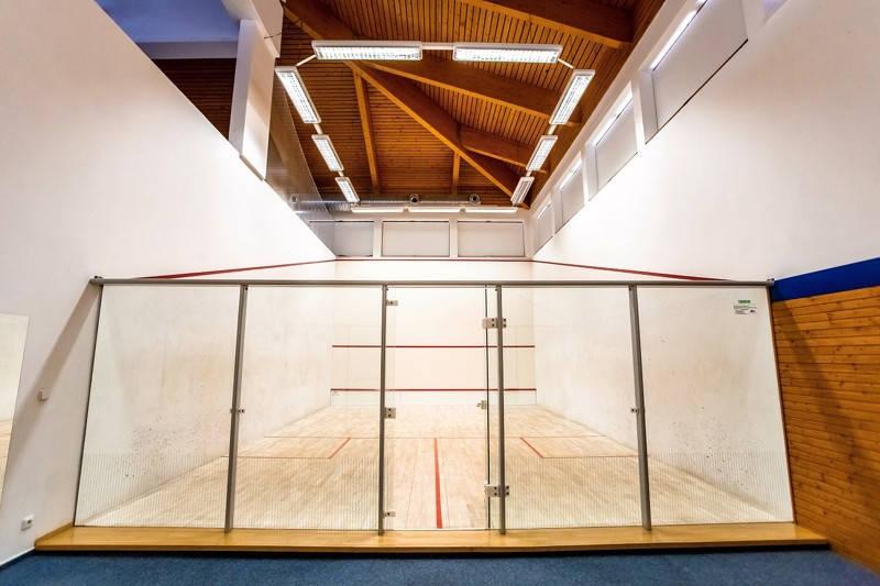 Sportovní hala squash kurt.