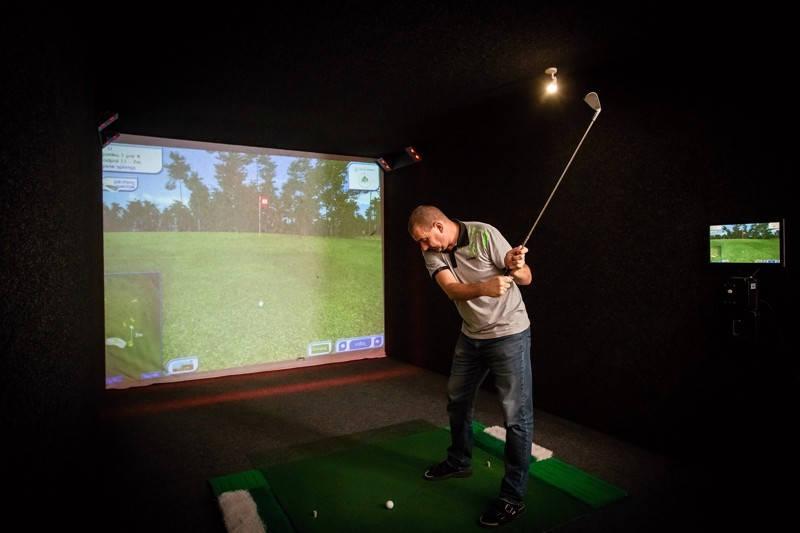 Golfový simulátor.