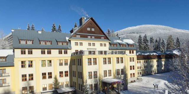 Hotel VZ Bedřichov zima exterier.