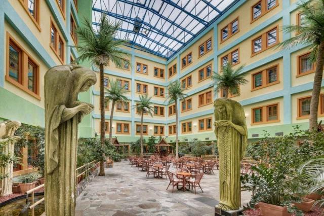 Atrium s posezením.