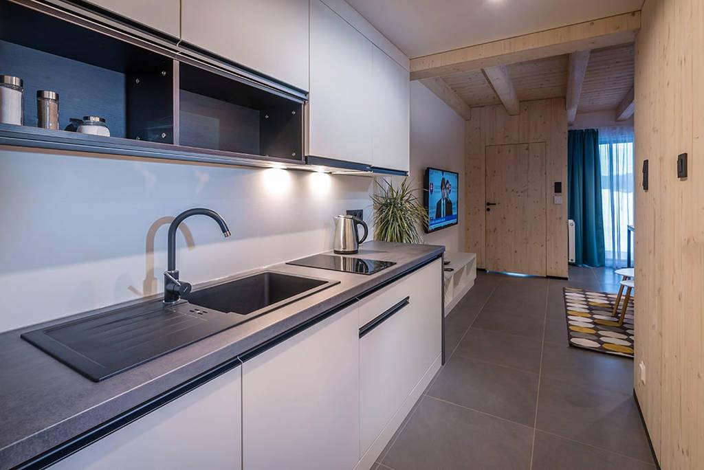 Limba apartmán Relax Loft přízemí kuchyňský kout.
