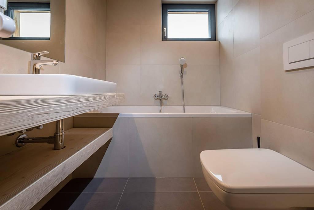 Limba apartmán Relax Loft přízemí hygienické zařízení s vanou.