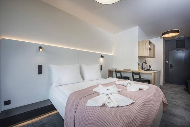 Pinea apartmán Smart obytná část s dvoulůžkem a kuchyňským kout