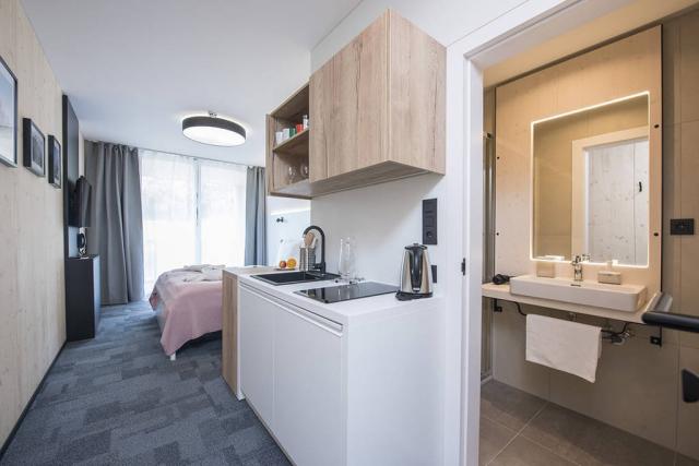 Pinea apartmán Smart kuchyňský kout a hygienické zařízení.