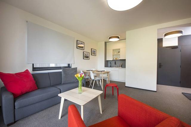 Pinea apartmán Standard obytná část s rozkládacím gaučem a kuch