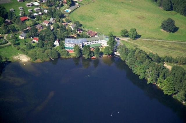 Pohled na rybník a hotel.