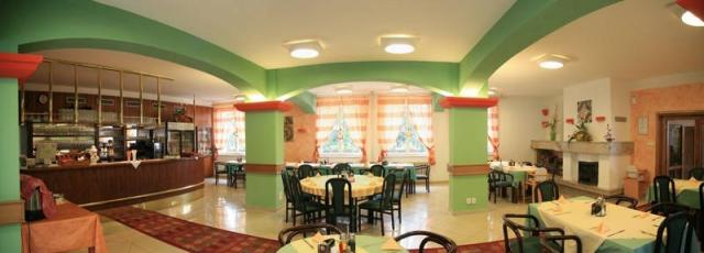 Restaurace s barem.