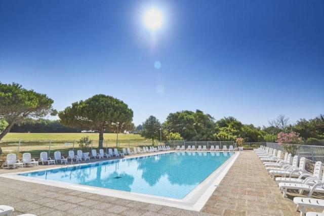 Apartments Savudrija Plava Laguna - venkovní bazén s lehátky.